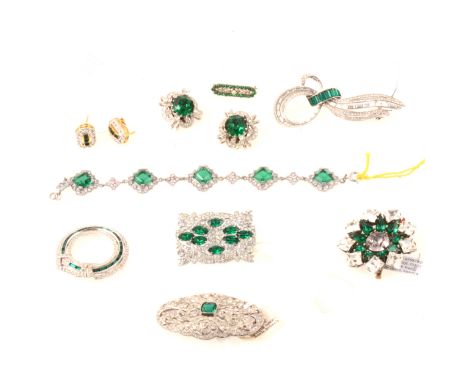 Vintage paste set jewellery simulating emeralds and diamonds, five green and white paste brooches, 35mm to 70mm, a five link 