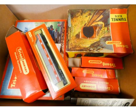 Triang Hornby Model Railway comprising RS.52 Blue Pullman train set with track, R.753 Electric Locomotive twin pantograph ver