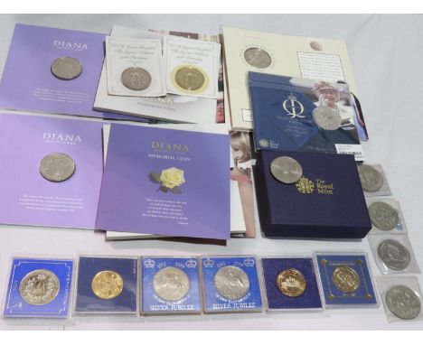 Mixed UK commemorative crowns and £5 coins, some boxed. UK P&amp;P Group 1 (£16+VAT for the first lot and £2+VAT for subseque