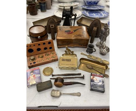 A QUANTITY OF COLLECTABLE ITEMS TO INCLUDE A PIPE BOX, SET OF BOXED WEIGHTS, VINTAGE IRONS, BRASSWARE, PIPE, ETC 