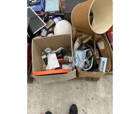 AN ASSORTMENT OF HOUSEHOLD CLEARANCE ITEMS TO INCLUDE CERAMICS AND LAMP SHADES ETC 
