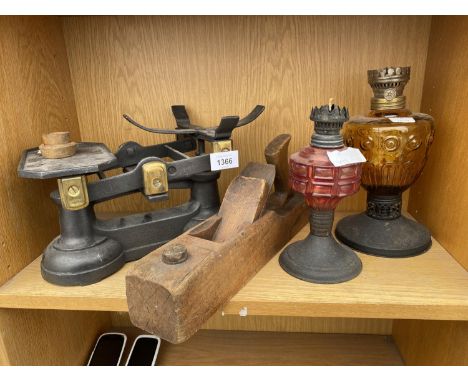 AN ASSORTMENT OF VINTAGE ITEMS TO INCLUDE A SET OF SCALES, A WOOD PLANE AND TWO OIL LAMPS 