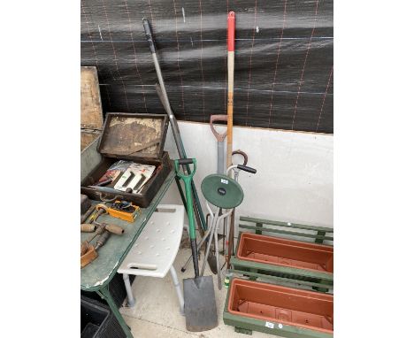 AN ASSORTMENT OF GARDEN TOOLS TO INCLUDE A SPADE, A FORK AND A STICK SEAT ETC 