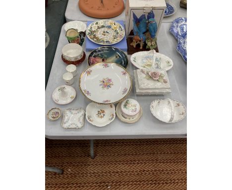 A QUANTITY OF ITEMS TO INCLUDE ROYAL ALBERT CAKE STAND, ROYAL DOULTON, WEDGWOOD, COALPORT, AYNSLEY PIN DISHES, ETC, PLUS A BO