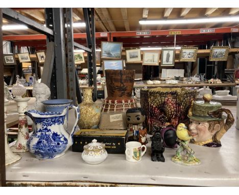 A QUANTITY OF ITEMS TO INCLUDE CERAMIC CANDLESTICKS, MAJOLICA STYLE PLANTER, FIGURES, VASES, JUGS, ETC 