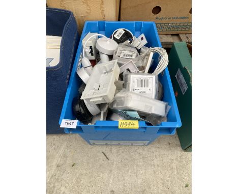 AN ASSORTMENT OF ELECTRICAL FITTINGS TO INCLUDE LIGHT FITTINGS AND SOCKETS ETC 