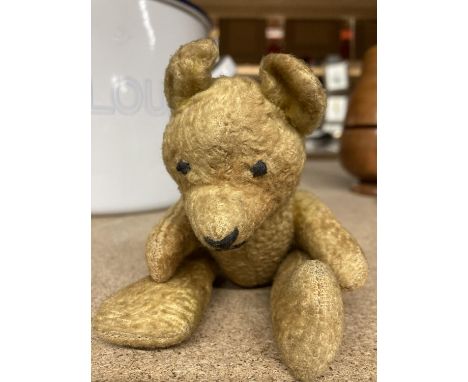 A MINIATURE VINTAGE TEDDY BEAR WITH JOINTED LIMBS LENGTH 18CM 