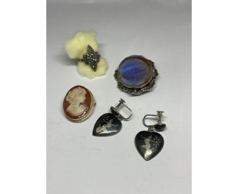 A COLLECTION OF MARKED SILVER ITEMS TO INCLUDE A PAIR OF SIAM HEART SHAPED DROP EARRINGS, A MOUNTED CAMEO BROOCH, A LARGE STO