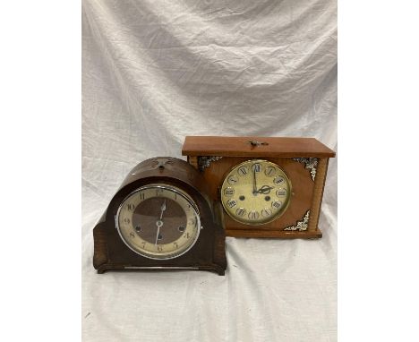 A TEAK MANTLE CLOCK WITH KEY 35CM X 23.5CM 
