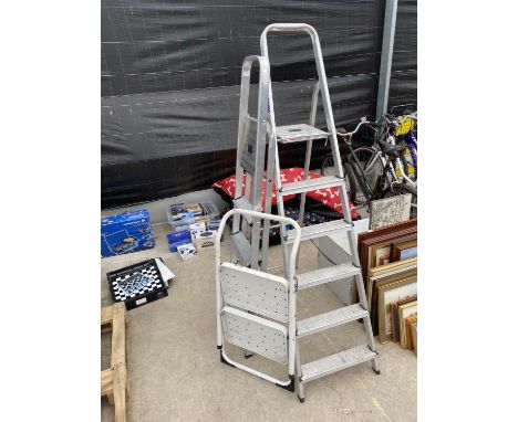AN ALUMINIUM FIVE RUNG STEP LADDER AND A FURTHER FOUR RUNG ALUMINIUM STEP LADDER 