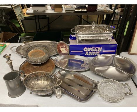 A QUANTITY OF SILVER PLTED ITEMS TO INCLUDE TRAYS, A QUEEN ANNE SERVING DISH, CANDLESTICK, ETC 