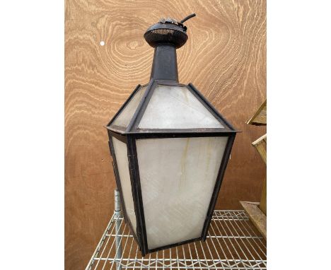 A LARGE VINTAGE OUTSIDE LIGHT 