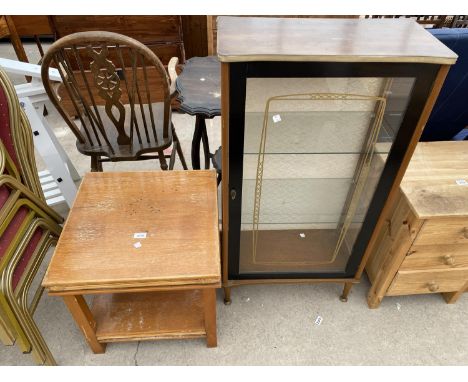 A MID 20TH CENTURY DISPLAY CABINET AND LAMP TABLE 