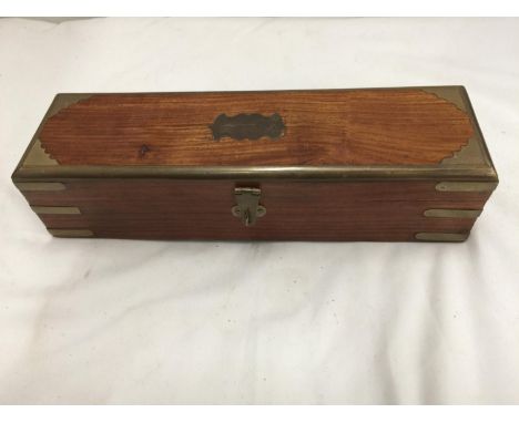 A BRASS INLAID MAHOGANY BOX WITH CONTENTS TO INCLUDE SHOE HORN, BUTTON HOOK, PENDANT, ETC 