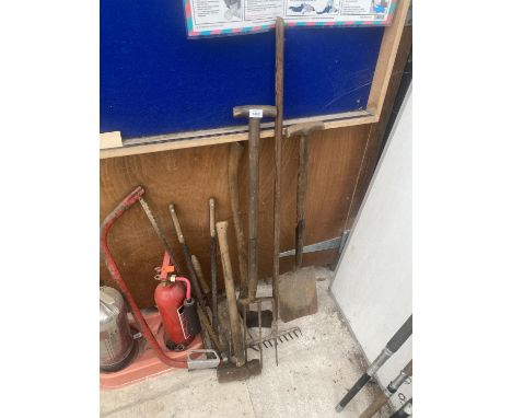 AN ASSORTMENT OF VINTAGE GARDEN TOOLS TO INCLUDE SPADE, FORK AND AXE ETC 