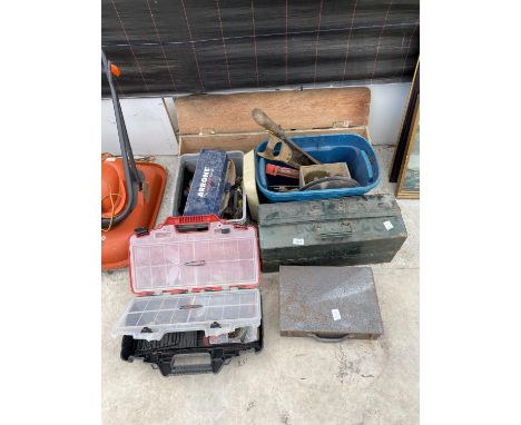 AN ASSORTMENT OF TOOLS TO INCLUDE GRINDING DISCS, SDS DRILL BITS AND GATE HINGES ETC 