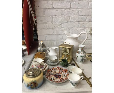 A QUANTITY OF ITEMS TO INCLUDE AN IMARI STYLE PLATE, VINTAGE BISCUIT BARREL, CUPS, SAUCERS, BUTTER DISH, CARRIAGE CLOCK, BRAS