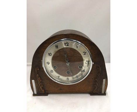 A MAHOGANY CASED MANTLE CLOCK COMPLETE WITH PENDULUM AND KEY 
