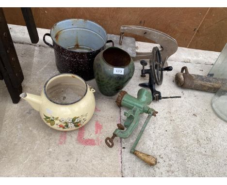 AN ASSORTMENT OF ITEMS TO INCLUDE AN ENAMEL KETTLE, AN ENAMEL POT AND A VINTAGE MINCER ETC 