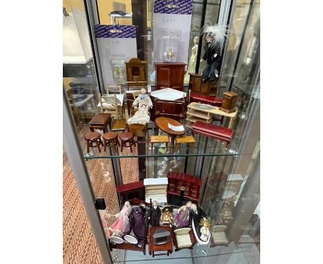 A LARGE COLLECTION OF VINTAGE CLOTHED DOLLS HOUSE FURNITURE AND DOLLS TO INCLUDE WOODEN FURNITURE, KITCHEN APPLIANCES, NEW BO