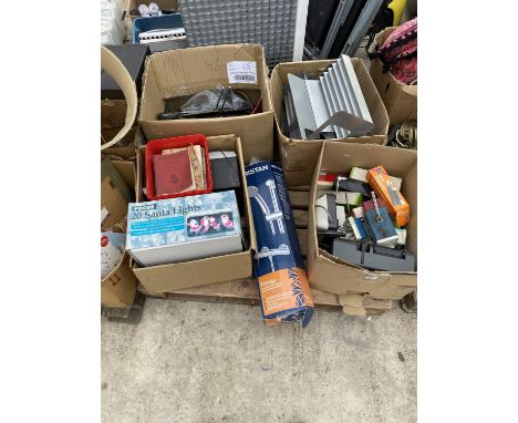 AN ASSORTMENT OF HOUSEHOLD CLEARANCE ITEMS TO INCLUDE LIGHT FITTINGS AND SPEAKERS ETC 