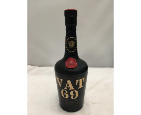 A VINTAGE 'VAT 69' WHISKY CIGARETTE DISPENSER 