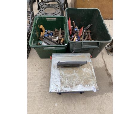 AN ASSORTMENT OF TOOLS TO INCLUDE CHISELS, CLAMPS AND A TILE CUTTER ETC 