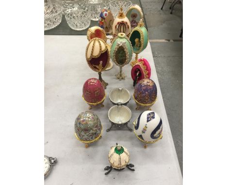 A COLLECTION OF DECORATIVE EGGS ON STANDS TO INCLUDE CERAMIC EXAMPLES 