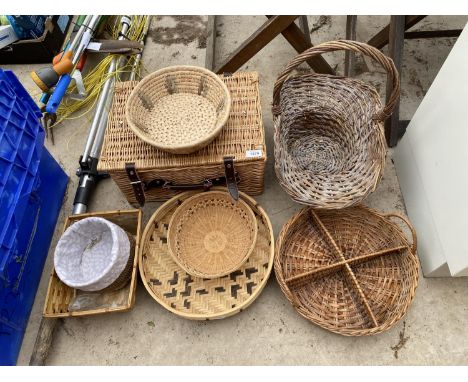 AN ASSORTMENT OF VARIOUS WICKER BASKETS TYO INCLUDE A PICNIC HAMPER, SERVING BASKETS ETC 