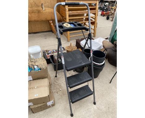 A METAL FRAMED THREE RUNG PLASTIC STEP LADDER WITH BUILT IN TOOL TRAY 