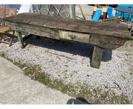 A LARGE VINTAGE WOODEN WORK BENCH ENCLOSING A SINGLE DRAWER (L:274CM) 