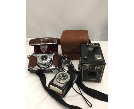 A KODAK RETINETTE IA IN CASE, KODK SIX-20 BROWNIE C IN CASE AND A LIGHT METER 
