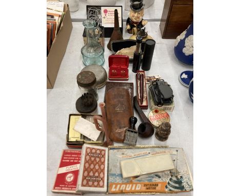 A QUANTITY OF COLLECTABLE ITEMS TO INCLUDE A COMPASS, PEN, TELESCOPE, PIPE, CUFFLINKS, PLAYING CARDS, TOBY JUG, ETC 