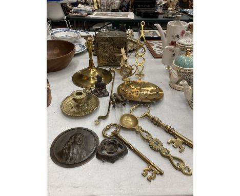 A QUANTITY OF BRASSWARE TO INCLUDE CANDLESTICKS, LARGE KEYS, CLOCK, CANNON, SKILLET, ETC 
