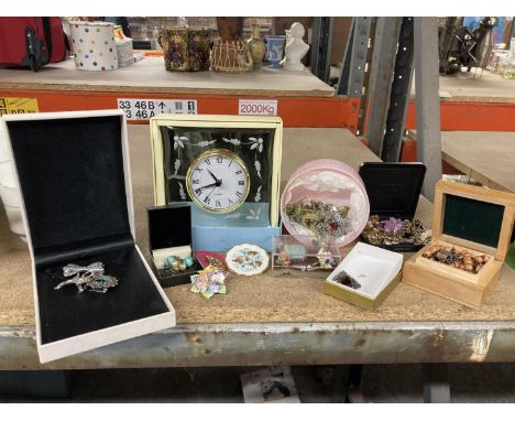 A QUANTITY OF COSTUME JEWELLERY TO INCLUDE MAINLY BROOCHES INLCUDING A COALPORT BROOCH, PLUS A MANTLE CLOCK 