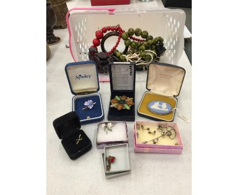 A COLLECTION OF COSTUME JEWELLERY TO INCLUDE AN AYNSLEY BROOCH, SCOTTISH STYLE BROOCH, EARRINGS, NECKLACES, ETC - SOME BOXED 