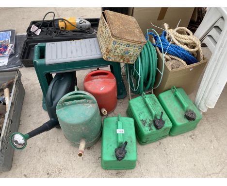 AN ASSORTMENT OF GARDEN ITEMS TO INCLUDE FUEL CANS, A HOSE PIPE AND ROPE ETC 