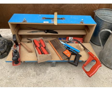 A WOODEN JOINERS CHEST WITH AN ASSORTMENT OF TOOLS TO INCLUDE CHISELS, A WOOD PLANE AND A HACKSAW ETC 