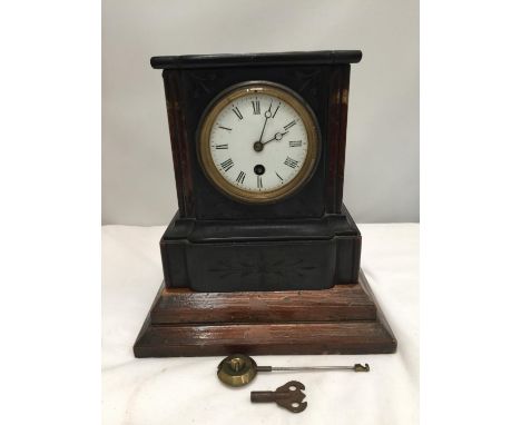 A VINTAGE CHIME MANTLE CLOCK WITH KEY AND PENDULUM 