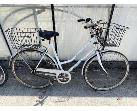 A LADIES VINTAGE FALCON KENSINGTON BIKE 