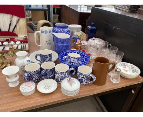 AN ASSORTMENT OF CERAMIC AND GLASS ITEMS TO INCLUDE JUGS, VASES AND WHISKY TUMBLERS ETC 