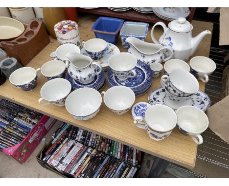 AN ASSORTMENT OF CERAMIC ITEMS TO INCLUDE A TEAPOT, GRAVY BOAT AND CUPS ETC 