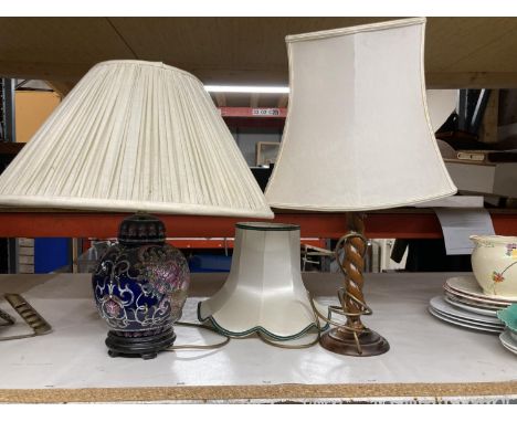 AN ORIENTAL STYLE TABLE LAMP WITH SHADE AND A BARLEY TWIST WOODEN TABLE LAMP 