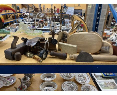 A QUANTITY OF ITEMS TO INCLUDE A VINTAGE PLANE, LAMP, HIP FLASK, CHEESE BOARD, ETC 