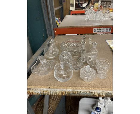 A COLLECTION OF CRYSTAL GLASSWARE TO INCLUDE AN ETCHED GLASS BOWL AND BRANDY GLASS, BOWLS, OIL BOTTLES, ETC 