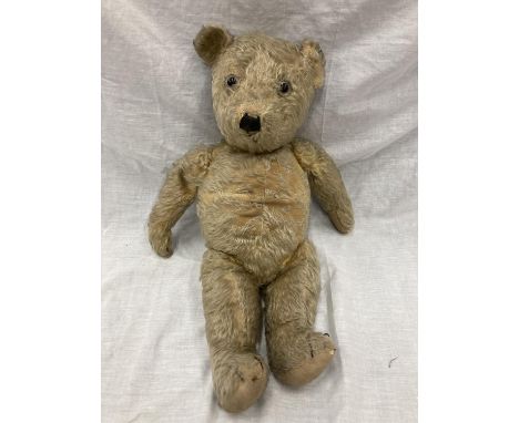 A VINTAGE MUCH LOVED TEDDY BEAR WITH JOINTED LIMBS, GROWLER (NOT WORKING) HEIGHT 50CM 
