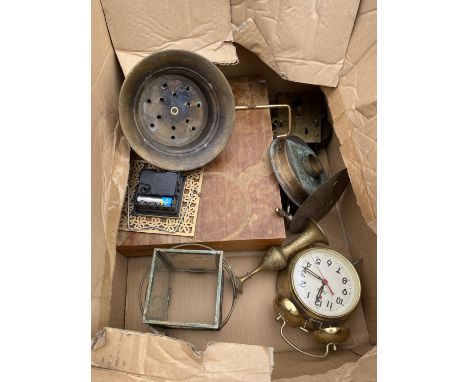 AN ASSORTMENT OF BRASS ITEMS TO INCLUDE A CLOCK, DOOR FURNITURE AND A BUD VASE ETC 