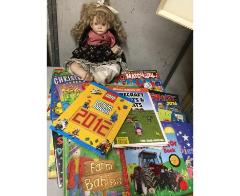 A QUANTITY OF CHILDREN'S BOOKS TO INCLUDE FARM BABIES, MATCH OF THE DAY, BOB THE BUILDER, DISNEY ANNUAL, ETC, PLUS A CERAMIC 