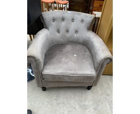 A MODERN SILVER COLOURED BUTTON-BACK TUB CHAIR 