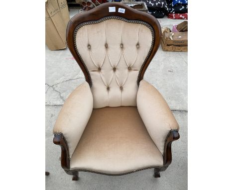A CONTINENTAL STYLE BUTTON-BACK SPOON-BACK CHAIR 